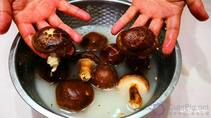 洗香菇时,切记别只用清水,多加2样,让虫卵和脏东西自动跑出来插图3 洗香菇时,切记别只用清水,多加2样,让虫卵和脏东西自动跑出来插图3