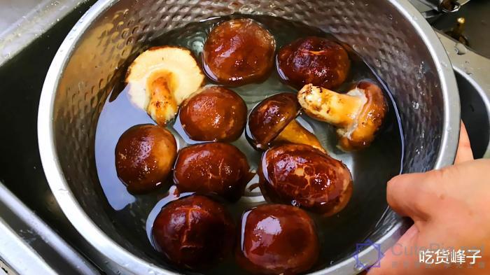 洗香菇时,切记别只用清水,多加2样,让虫卵和脏东西自动跑出来插图5 洗香菇时,切记别只用清水,多加2样,让虫卵和脏东西自动跑出来插图5