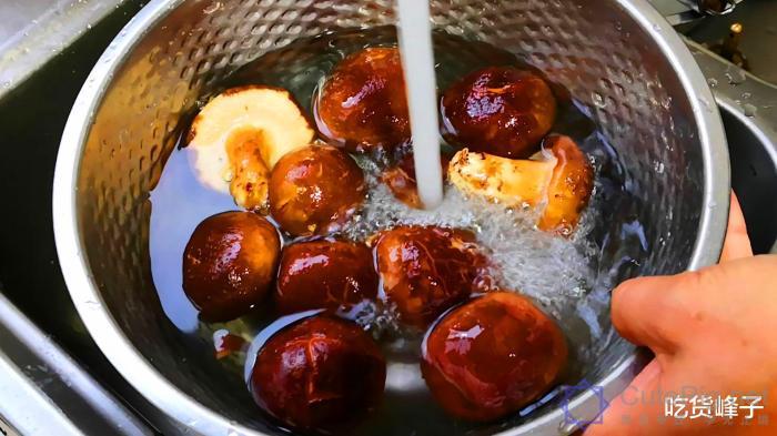 洗香菇时,切记别只用清水,多加2样,让虫卵和脏东西自动跑出来插图4 洗香菇时,切记别只用清水,多加2样,让虫卵和脏东西自动跑出来插图4